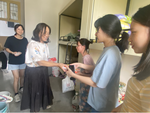 康复医学与保健学院党总支书记田小英中秋前夕走访慰问学生