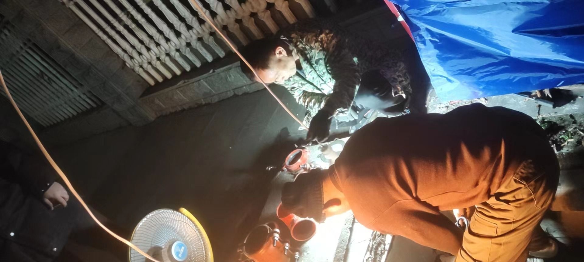 严寒抢修爆裂水管 全力保障学校用水