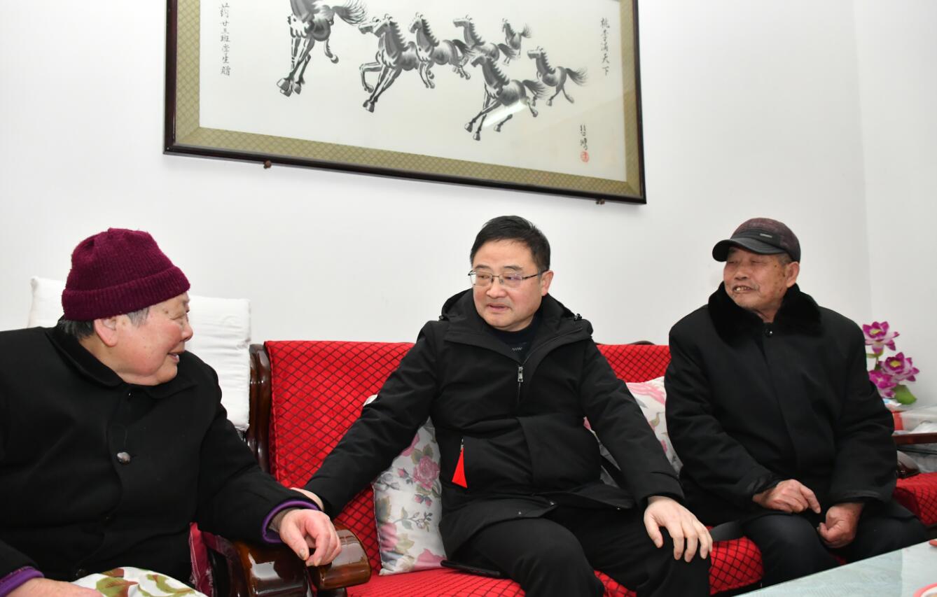 党委书记毛克平走访慰问老同志