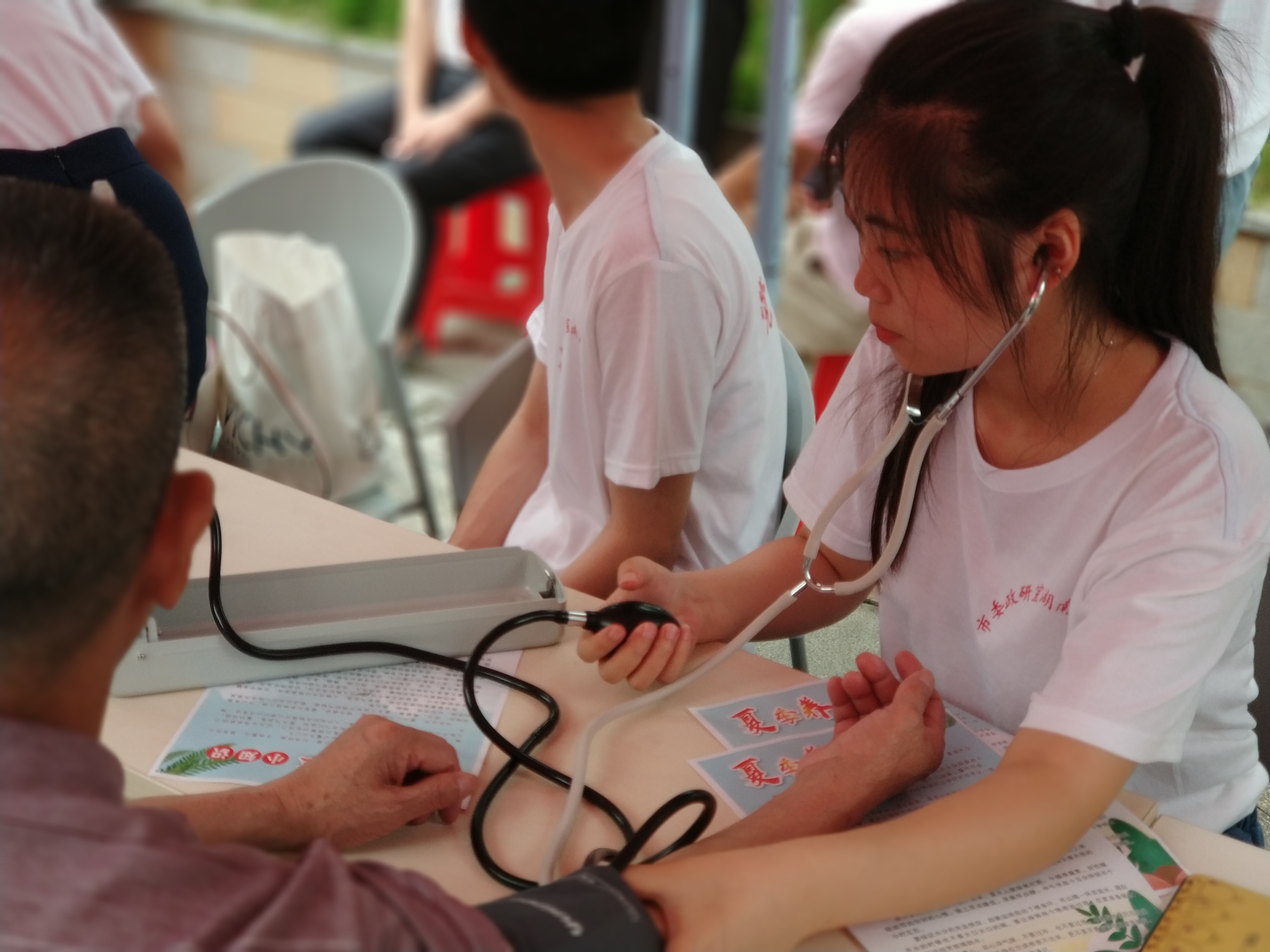 志愿者给居民测血压