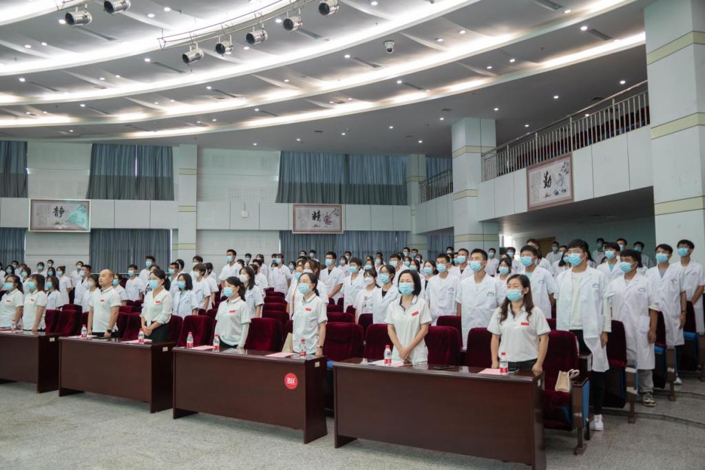口腔医学院开展2022级学生专业教育活动