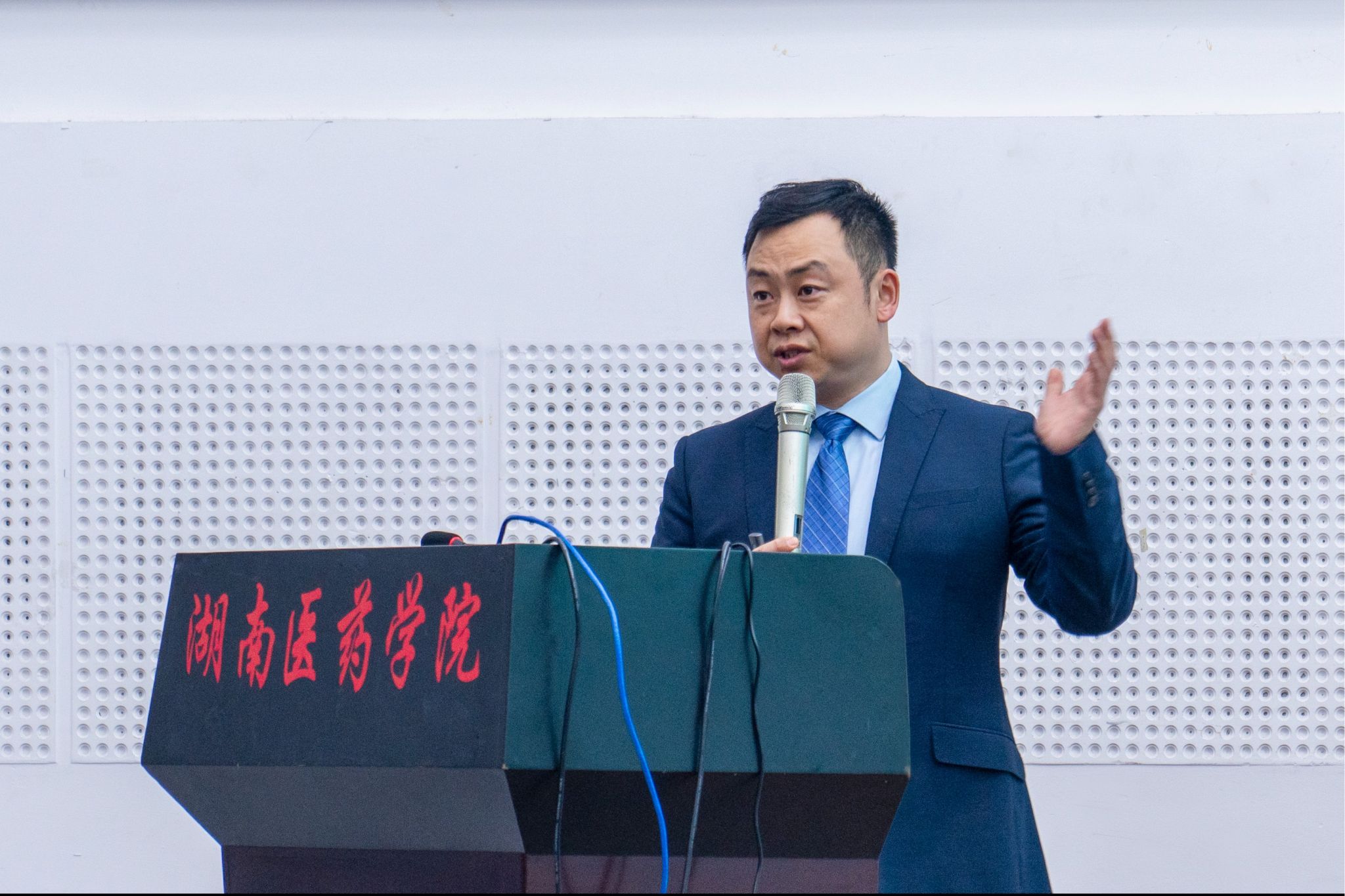 空军军医大学口腔医学院吴江教授来校讲学