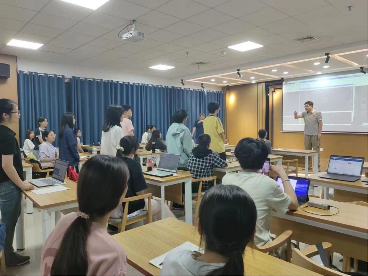 我校生物医学研究中心开展第五届科研育人班网站检索及人工智能知识培训
