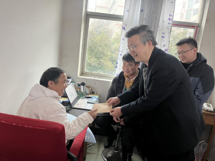 雨水时节洗春容 师化春泥更护花——公共卫生与检验医学院走访慰问家庭经济困难学生