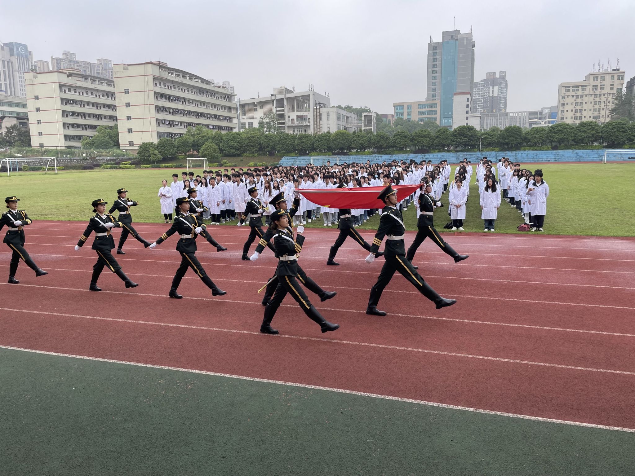 凝聚点滴力量 拥护“全球战塑”——口腔医学院开展“国旗下的演讲”活动