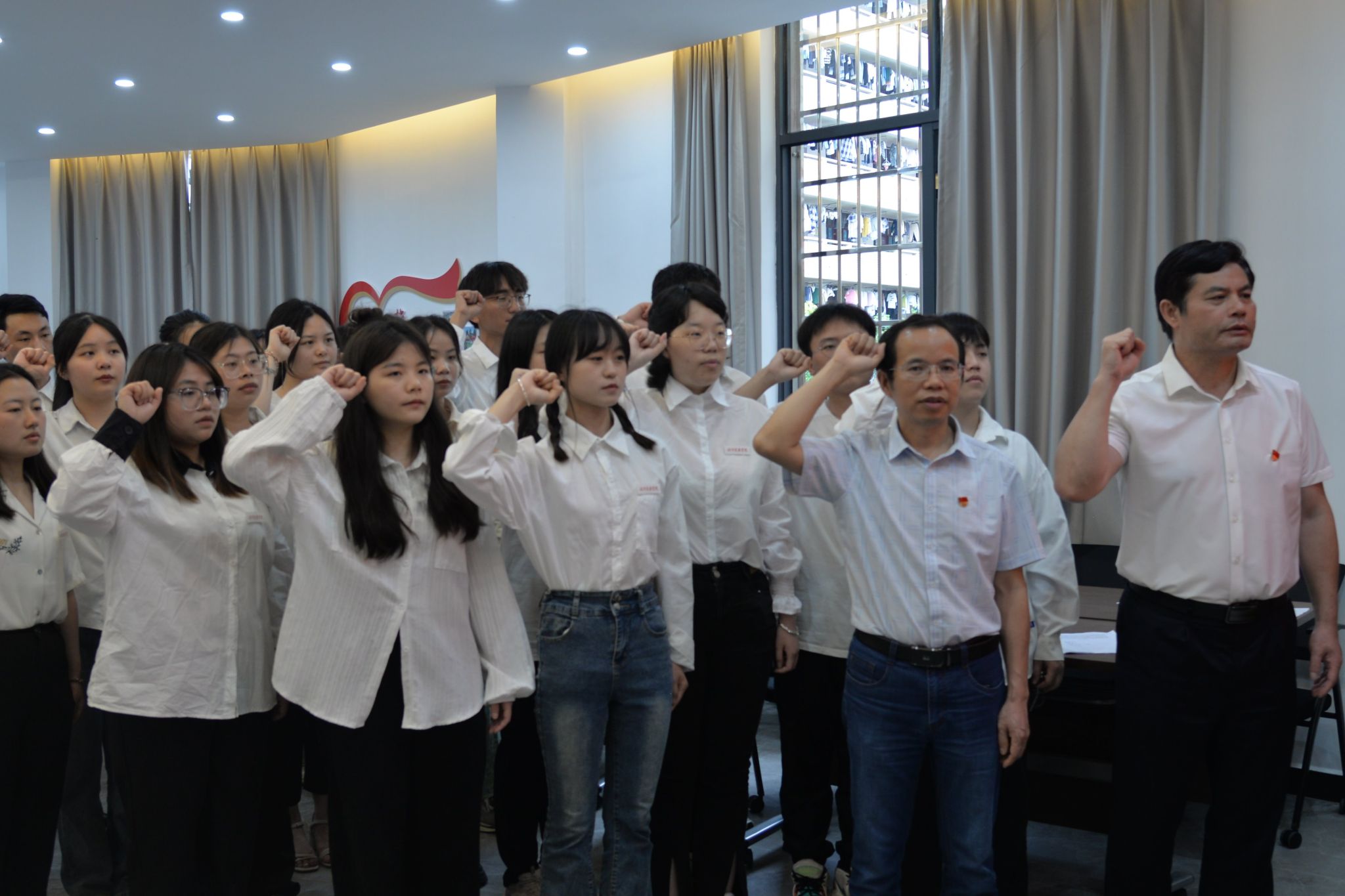 医学人文与信息管理学院学生党支部开展“不忘初心跟党走 师生共建谱新篇”主题党日活动
