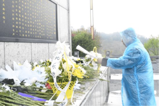 #新湖南#清明祭英烈 青年心向党 奋进新征程——湖南医药学院开展清明祭英烈主题教育实践活动