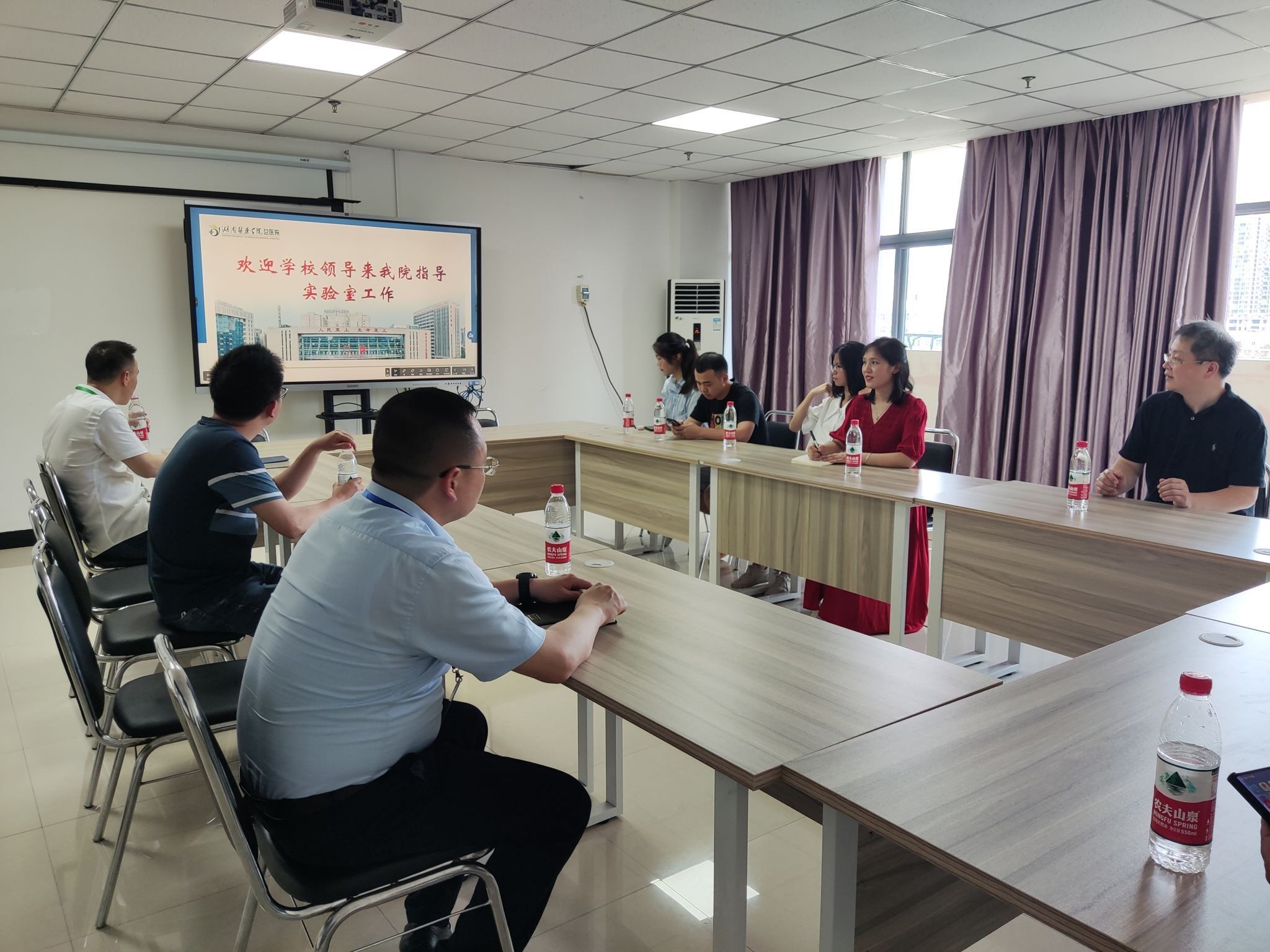 我校生物医学研究中心主任王光伟一行赴湖南医药学院总医院交流学习 