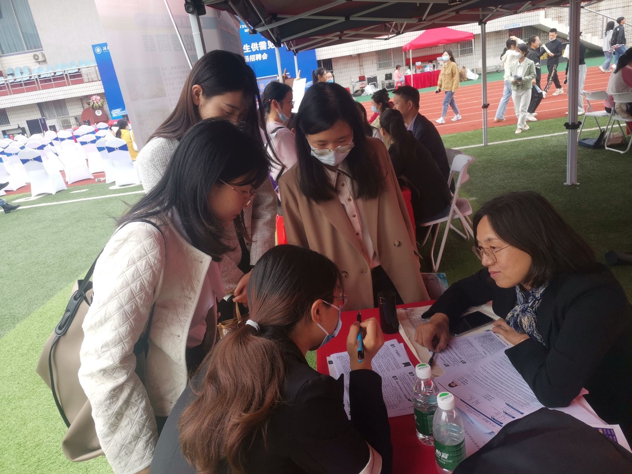 康复医学与保健学院院长田小英带队开展访企拓岗专项行动