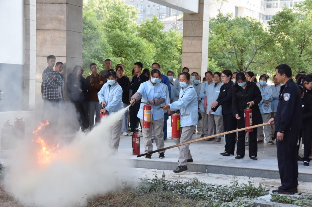 消防安全系于心  实操演练始于行——我校开展消防器材使用培训活动