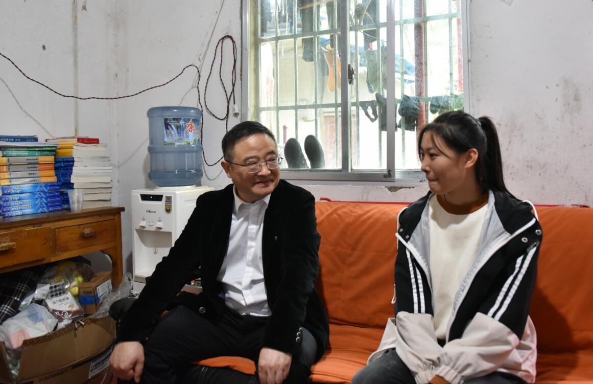 让贫寒学子感受到湖医大家庭的温暖——党委书记毛克平看望慰问带着母亲上学的王美玲同学